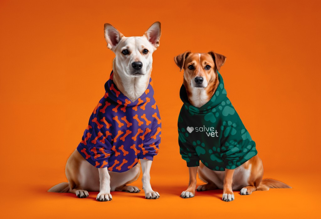 Dois cães usando moletons da Salve Vet
